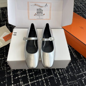 高仿Hermes*H242047ZDQ小牛漆皮瑪麗珍鞋銀色免檢版