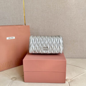 高仿miumiu繆繆*Matelasse系列5BP086單肩包銀色免檢版