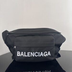 高仿BalenciagaWheelBeltpack系列尼龍胸包黑白色