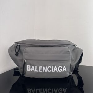 高仿BalenciagaWheelBeltpack系列尼龍胸包灰色
