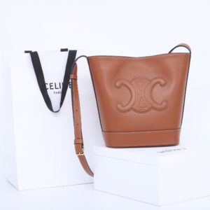 高仿Celine*CuirTriomphe系列水桶袋198243免檢版