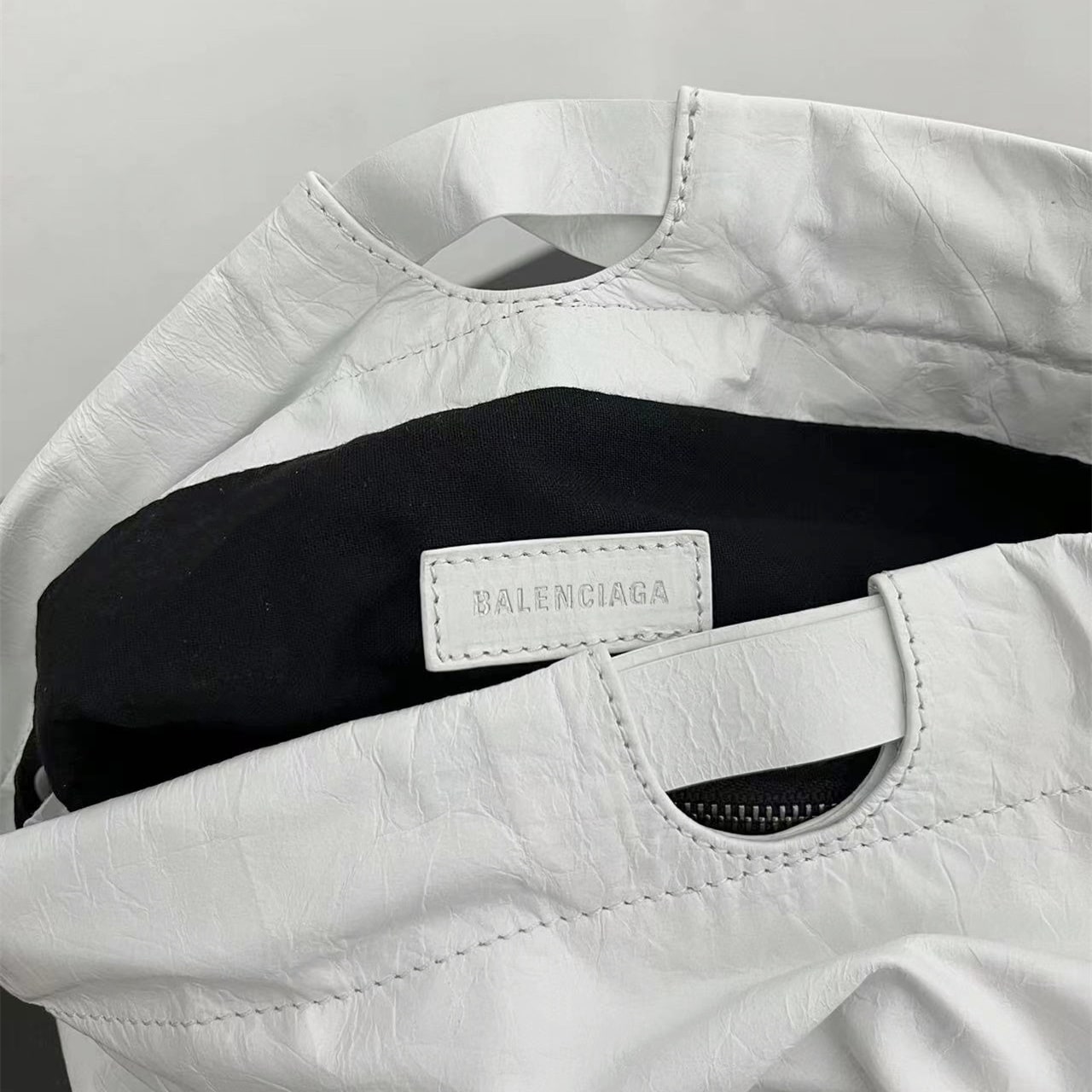 高仿Balenciaga2023Crushtote褶皺牛皮手拎袋大號 - Image 13