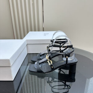 高仿Dior*Cest系列KCU059金屬配飾露趾低跟涼鞋黑色4CM免檢版