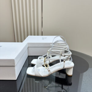 高仿Dior*Cest系列KCU056金屬配飾露趾低跟涼鞋白色4CM免檢版