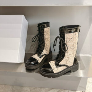 高仿Dior*D-Unit系列KDT133走秀款工裝中筒靴秋冬季膚色免檢版