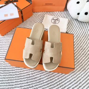 高仿Hermes*H232150ZD1山羊皮厚底涼拖沙色6.5CM免檢版