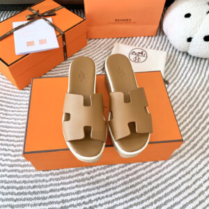高仿Hermes*H232150Z1J山羊皮厚底涼拖棕色6.5CM免檢版
