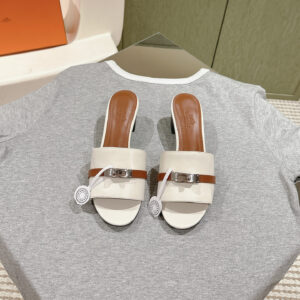 高仿Hermes*H231063ZFB粗跟一字拖鞋白色5CM免檢版