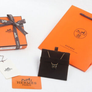 高仿Hermes*POPH系列H147992FO03玫瑰金吊墜頸鏈小號黑色