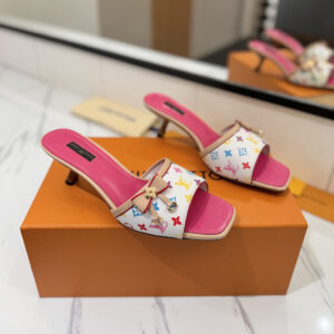 高仿LV*25款最新走秀款涼鞋1AG000粉色免檢版