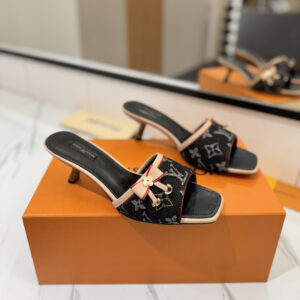 高仿LV*25款最新走秀款涼鞋1AG003黑色免檢版