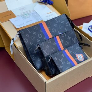 高仿LV*Triomongram系列P01957三合一手拿包組合裝黑花免檢版