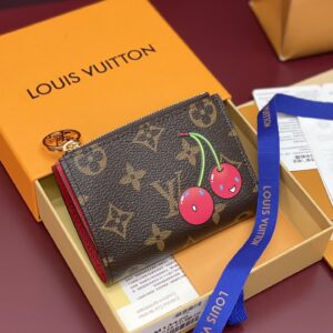 高仿LV*聯名款M13420櫻桃印花圖案棕色拉鏈款錢夾免檢版