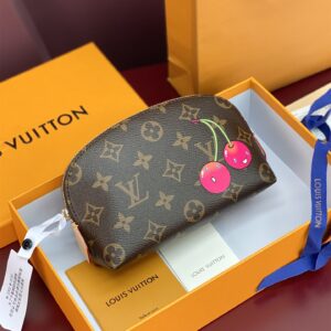 高仿LV*聯名款M13766櫻桃印花女士化妝包棕色免檢版