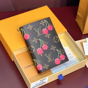 高仿LV*聯名款M13424櫻桃印花護照夾棕色免檢版