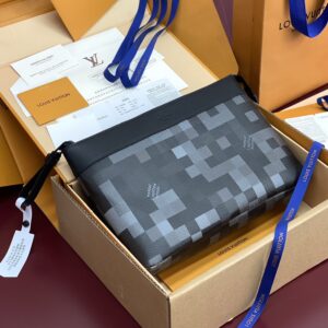 高仿LV*PochetteVoyageSouple系列M14926馬賽克手拿包免檢版