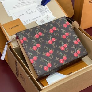 高仿LV*聯名款M14372櫻桃印花手拿包棕色免檢版