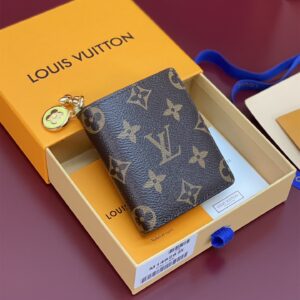 高仿LV*M14628掛墜LOGO內裡綠色錢包免檢版