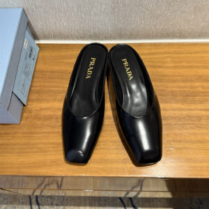 高仿Prada*1S825N方頭皮質休閒拖鞋黑色免檢版