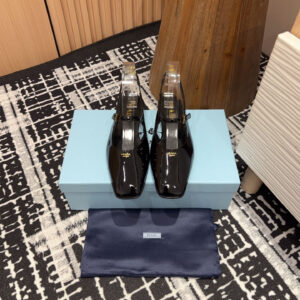 高仿Prada*1F828A方頭皮質塔扣休閒涼鞋漆皮黑色免檢版