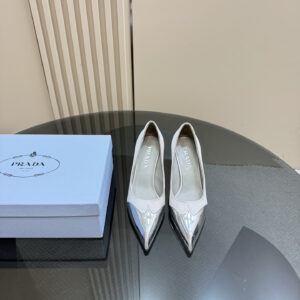 高仿Prada*春夏系列1l968O金屬漆皮尖頭細高踭鞋8.5CM米白免檢版