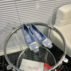 高仿RogerVivier*RVW0164飾扣真絲單鞋淺藍4.5CM免檢版