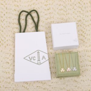 高仿首飾VanCleef&Arpels*RP24000鑲鑽花朵吊墜頸鏈