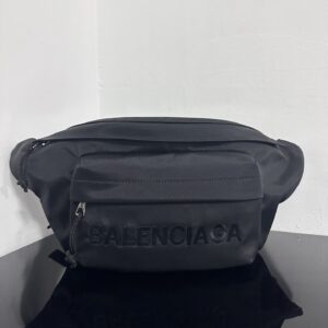 高仿BalenciagaWheelBeltpack系列尼龍胸包黑色